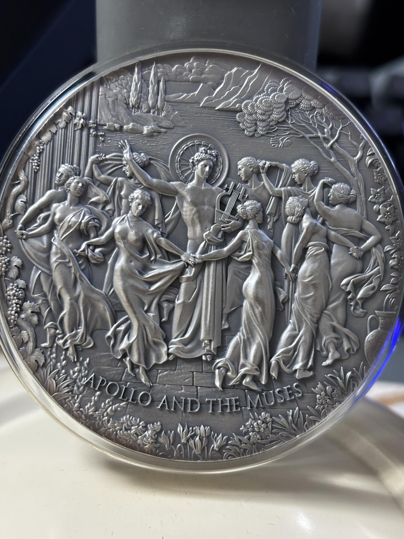 第183期拍卖 喀麦隆2022年国色天姿阿波罗和缪斯女神5盎司银币，999银，发行500枚，边缘有氧化