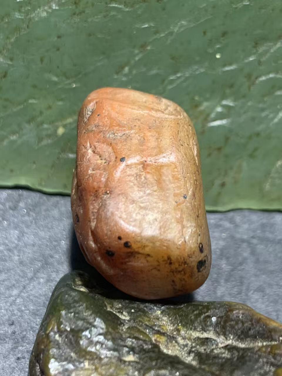 精美红白原皮南红玛瑙原石一颗，