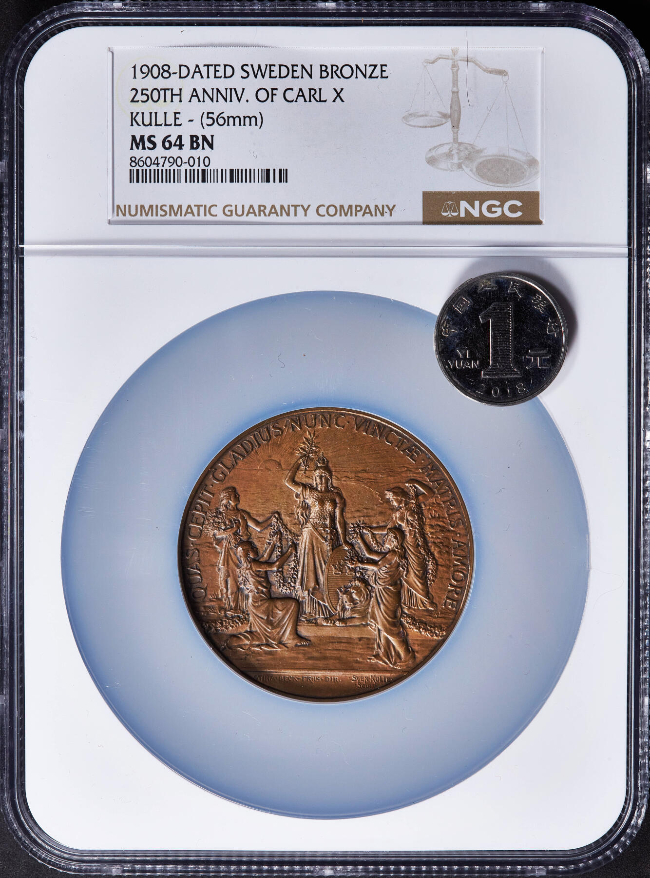 【俄甄集藏】2025年(045)12-03 星期三 晚 19:30 全场包邮 瑞典1908年纪念国王卡尔十世登基250周年大铜章，NGC MS64，背面卡尔十世与时任国王古斯塔夫五世头像，体现王朝传承，巧克力包浆，状态极佳，雕刻家斯文·库勒作品，直径56mm