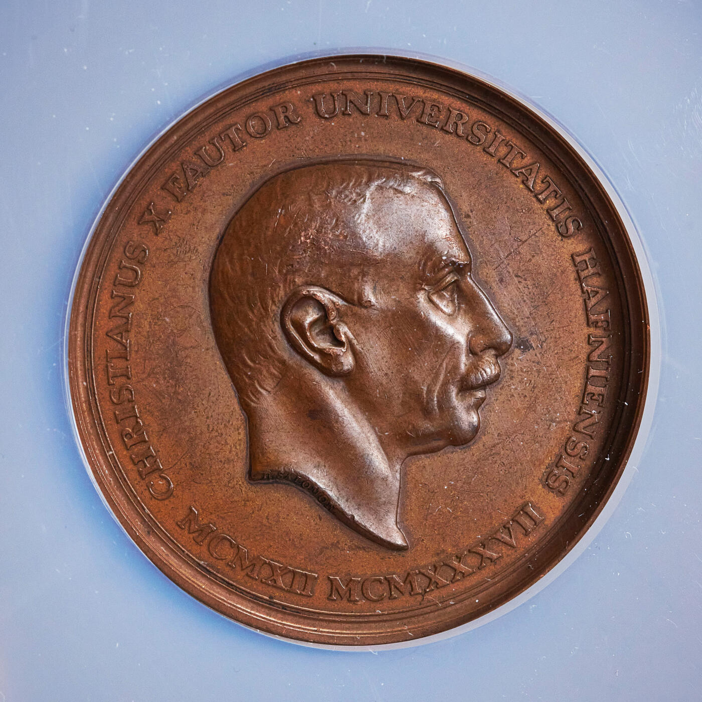 【俄甄集藏】2025年(045)12-03 星期三 晚 19:30 全场包邮 丹麦1937年哥本哈根大学纪念国王克里斯蒂安十世登基25周年银禧大铜章，NGC MS62，红铜原包浆，高浮雕，设计精美，背面雄鹰象征学术的崇高与远见，直径：53mm，少见品种