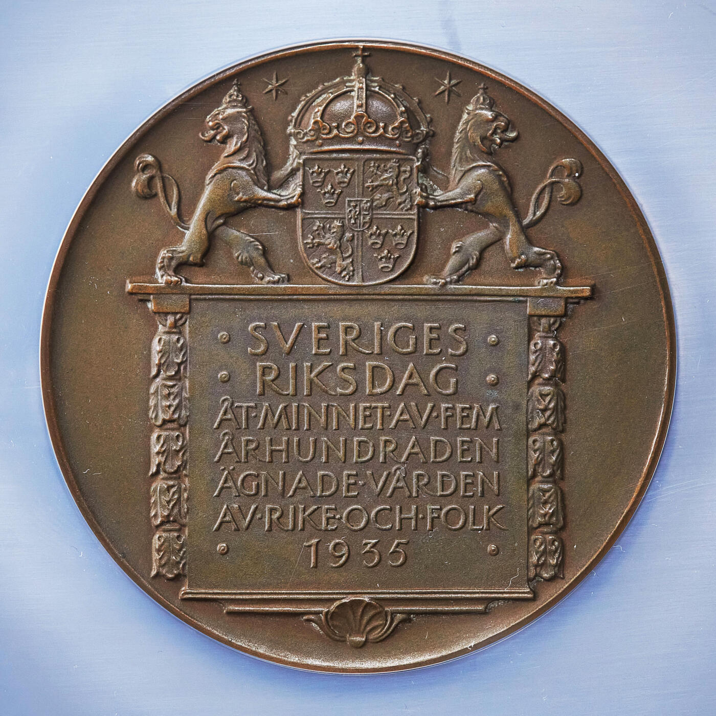 【俄甄集藏】2025年(045)12-03 星期三 晚 19:30 全场包邮 瑞典1935年纪念阿尔博加建城500周年暨瑞典中世纪政治议会成立大铜章，NGC MS63，巧克力包浆，直径：57mm，呼应“阿尔博加议会”中法律与自由的历史精神传承