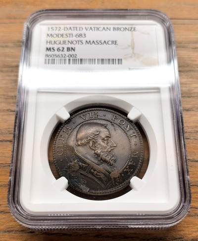 纫秋兰以为佩·凡希社微拍感恩专场 - 1572梵蒂冈教皇克莱门特七世“胡格诺派大屠杀”纪念铜章NGC-MS61，作为美第奇家族的一员，克莱门特七世是一位博学、优雅的艺术赞助人，拉斐尔和米开朗基罗都曾为他工作，但在政治上，他被普遍认为是教皇权威的最低点，在他任内，天主教会同时遭受了军事上的羞辱（罗马之劫）、精神上的分裂（宗教改革巩固）及领土上的丧失（英格兰脱离），总结来说，克莱门特七世是一位被时代洪流淹没的悲剧人物。