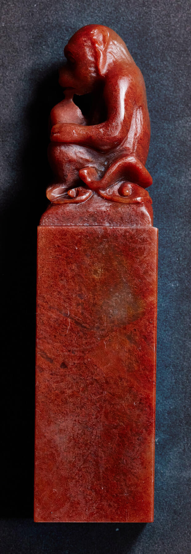 【俄甄集藏】2025年(045)12-03 星期三 晚 19:30 全场包邮 精美寿山高山石灵猴献寿印章，产地中国福建，手雕高山朱砂红料，高：127mm，底座：30 x 30mm，重量：245克，雕工精细，颜色沁人心脾