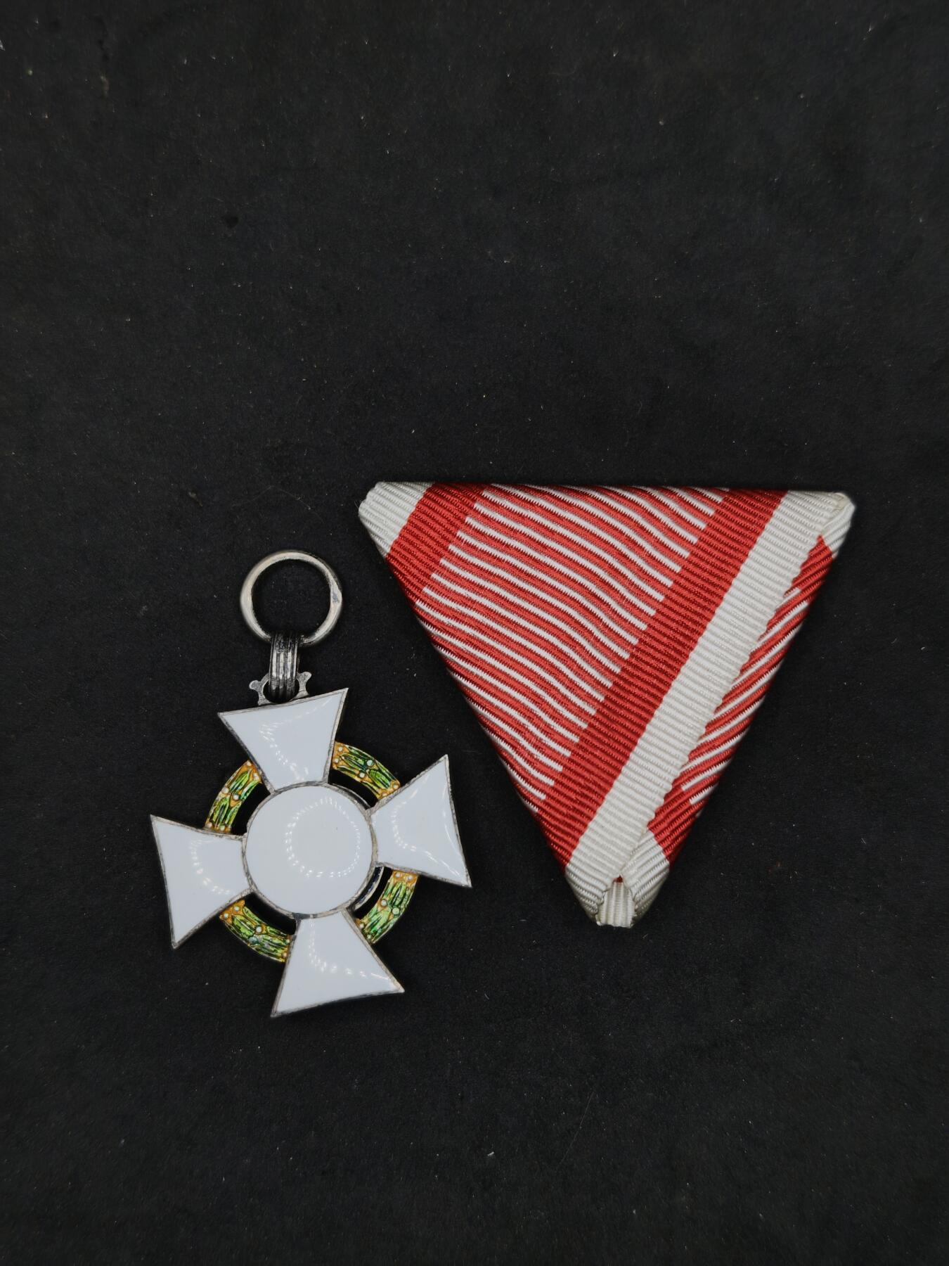 凯旋世界勋赏（第20期）（欢迎送拍）（对拍品有疑问请询问客服，不接受到手刀，出价默认拍品品相。请认真阅读拍卖规则！出价默认已认可！）（收到货请录制开箱视频，无视频概不处理问题。） 奥匈帝国，三级军事功勋十字，绿叶版（战前）