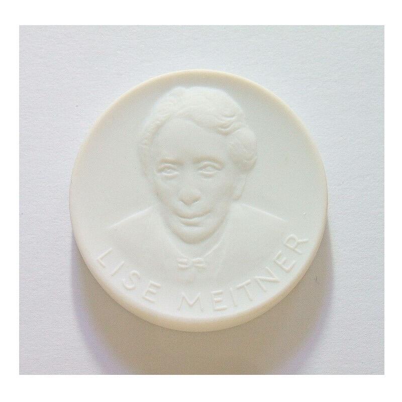 瑞典大物理学家迈特纳 白色高浮雕大陶章 40MM