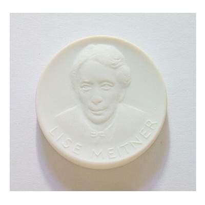 瑞典大物理学家迈特纳 白色高浮雕大陶章 40MM - 瑞典大物理学家迈特纳 白色高浮雕大陶章 40MM