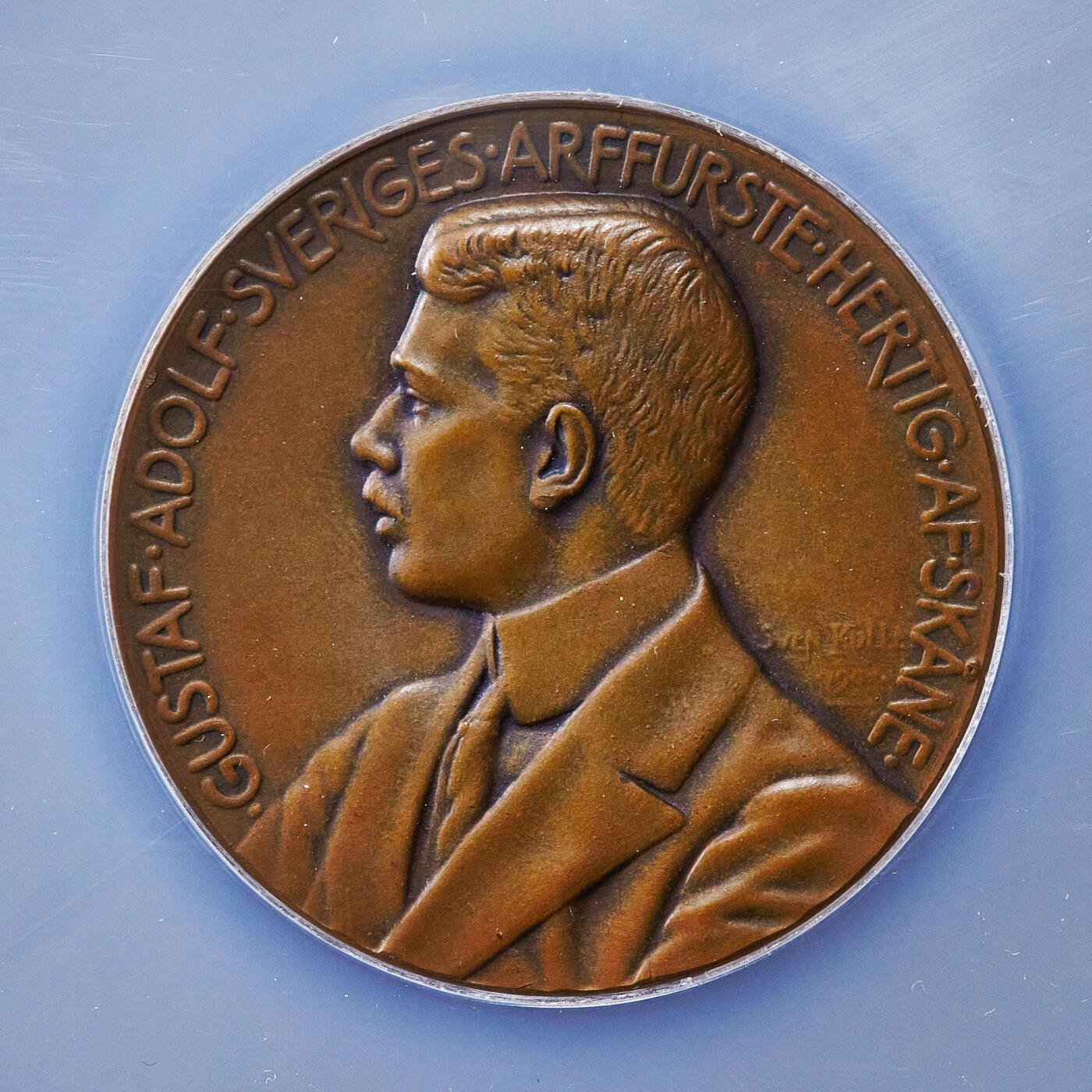 【俄甄集藏】2025年(045)12-03 星期三 晚 19:30 全场包邮 瑞典1907年古斯塔夫·阿道夫亲王（后来的国王古斯塔夫六世）半身像纪念工业工艺与艺术博览会在隆德市举办大铜章，NGC MS64，巧克力包浆，设计精美，直径：46mm，少见品种