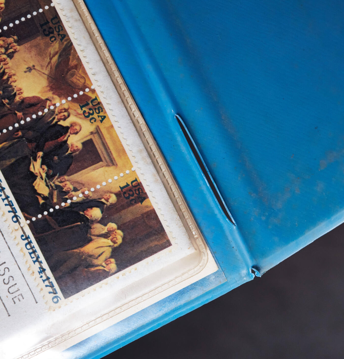 【俄甄集藏】2025年(045)12-03 星期三 晚 19:30 全场包邮 美国1976年纪念建国200周年精制银章邮币封，富兰克林造币厂制造，银章重14.1748克，含银量：92.5银，外皮有老化开裂