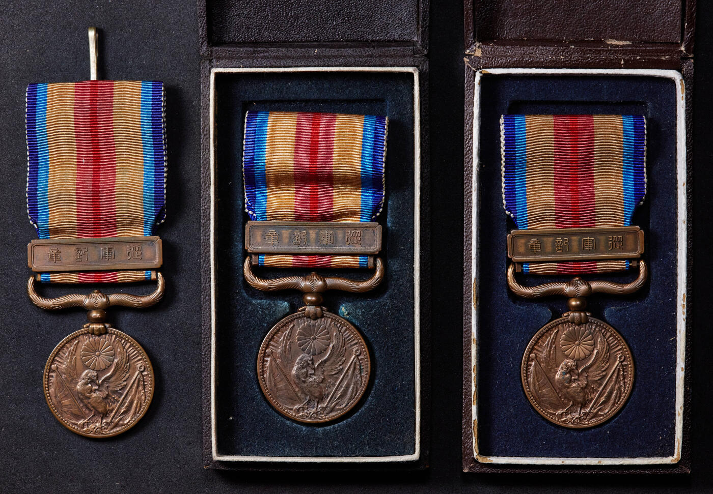 【俄甄集藏】2025年(045)12-03 星期三 晚 19:30 全场包邮 日本1937年七七事变从军记章3枚一组，铜质，其中一枚外盒老化破损，见详图，其中一枚无原盒