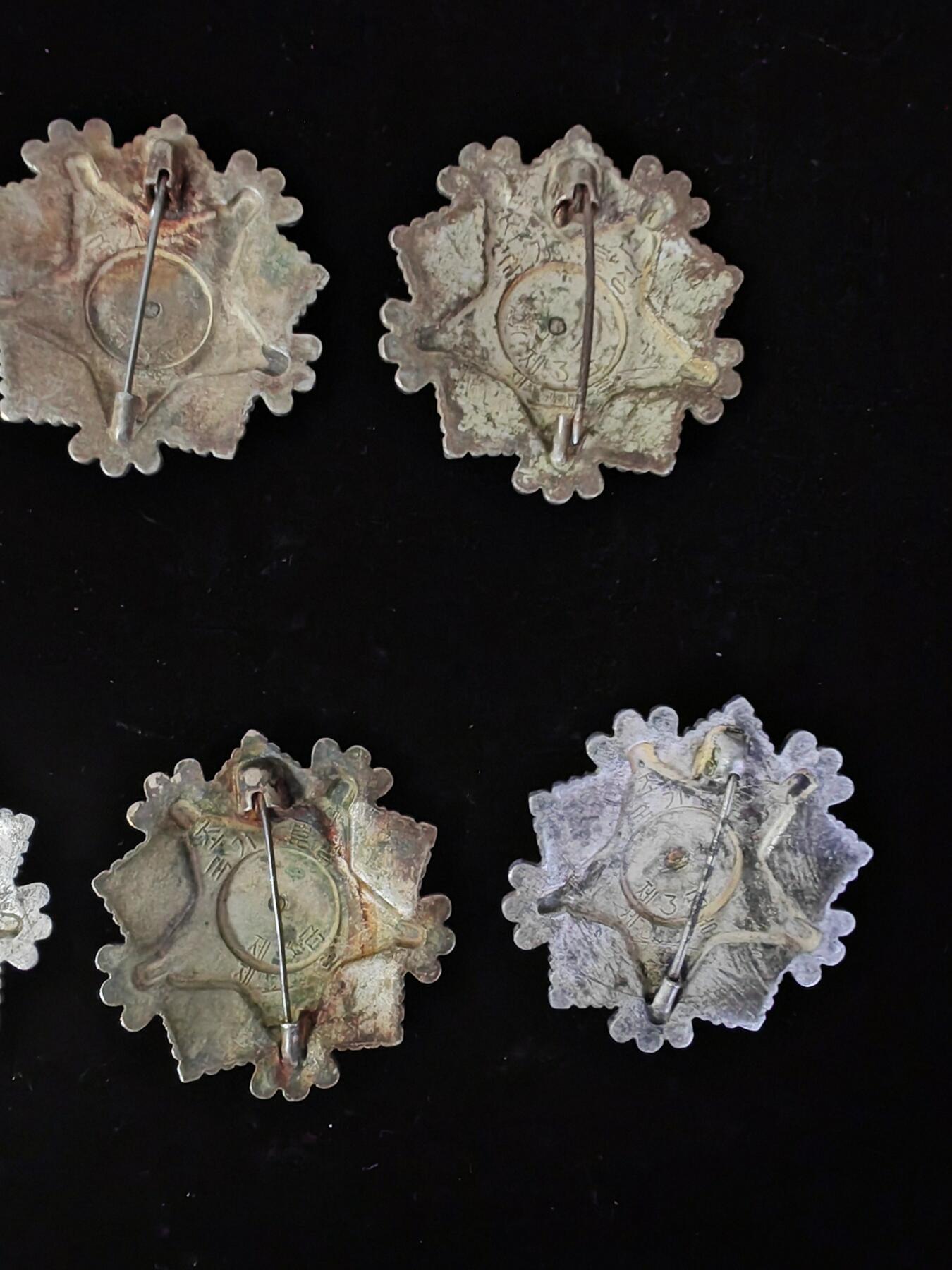 朝鲜三级章大头针10枚