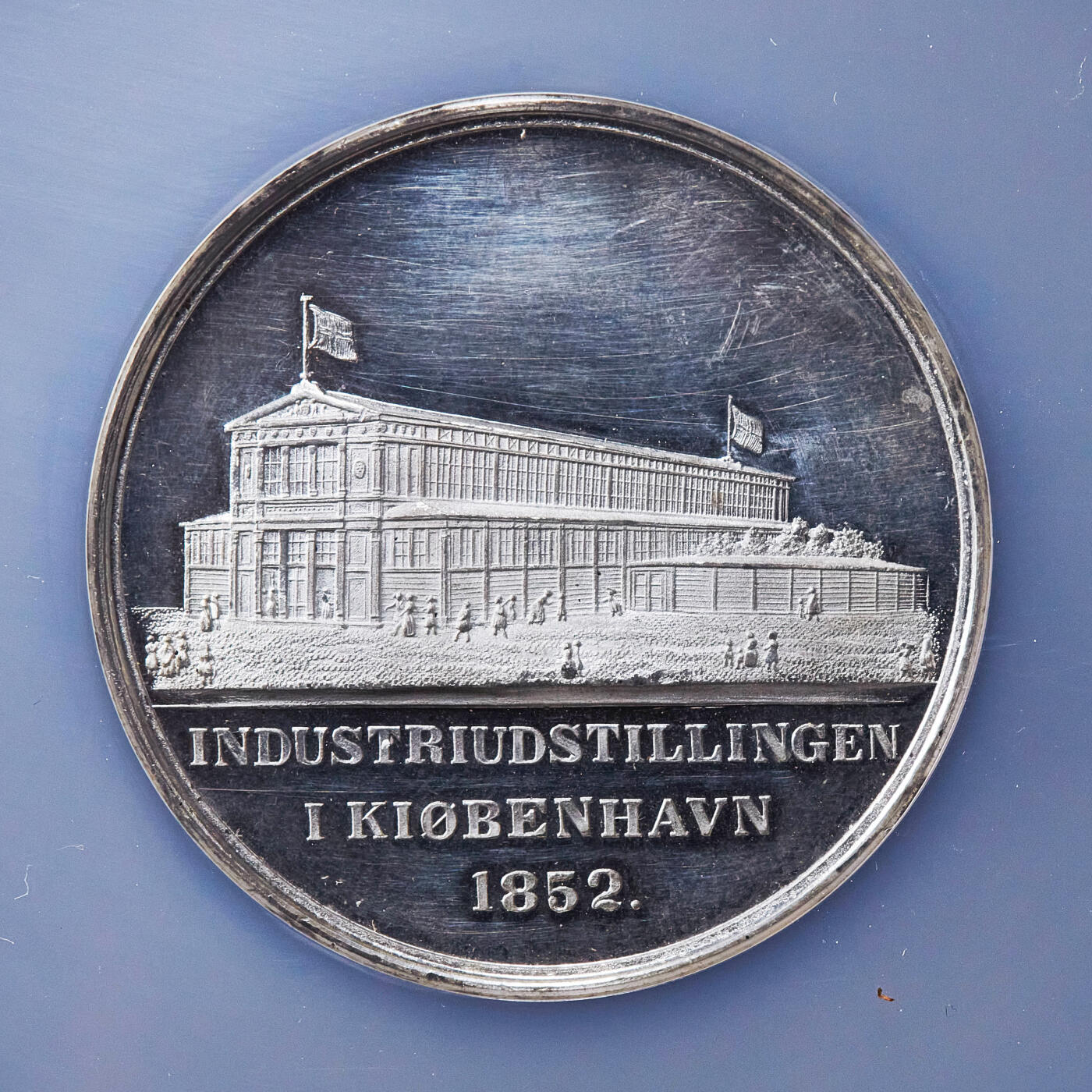 【俄甄集藏】2025年(045)12-03 星期三 晚 19:30 全场包邮 丹麦1852年弗雷德里克七世头像哥本哈根国际工业博览会白色金属纪念章，NGC MS61，高浮雕，底板凝霜，雕刻家P·贝特作品，背面为博览会召开场馆，直径：48mm，少见品种