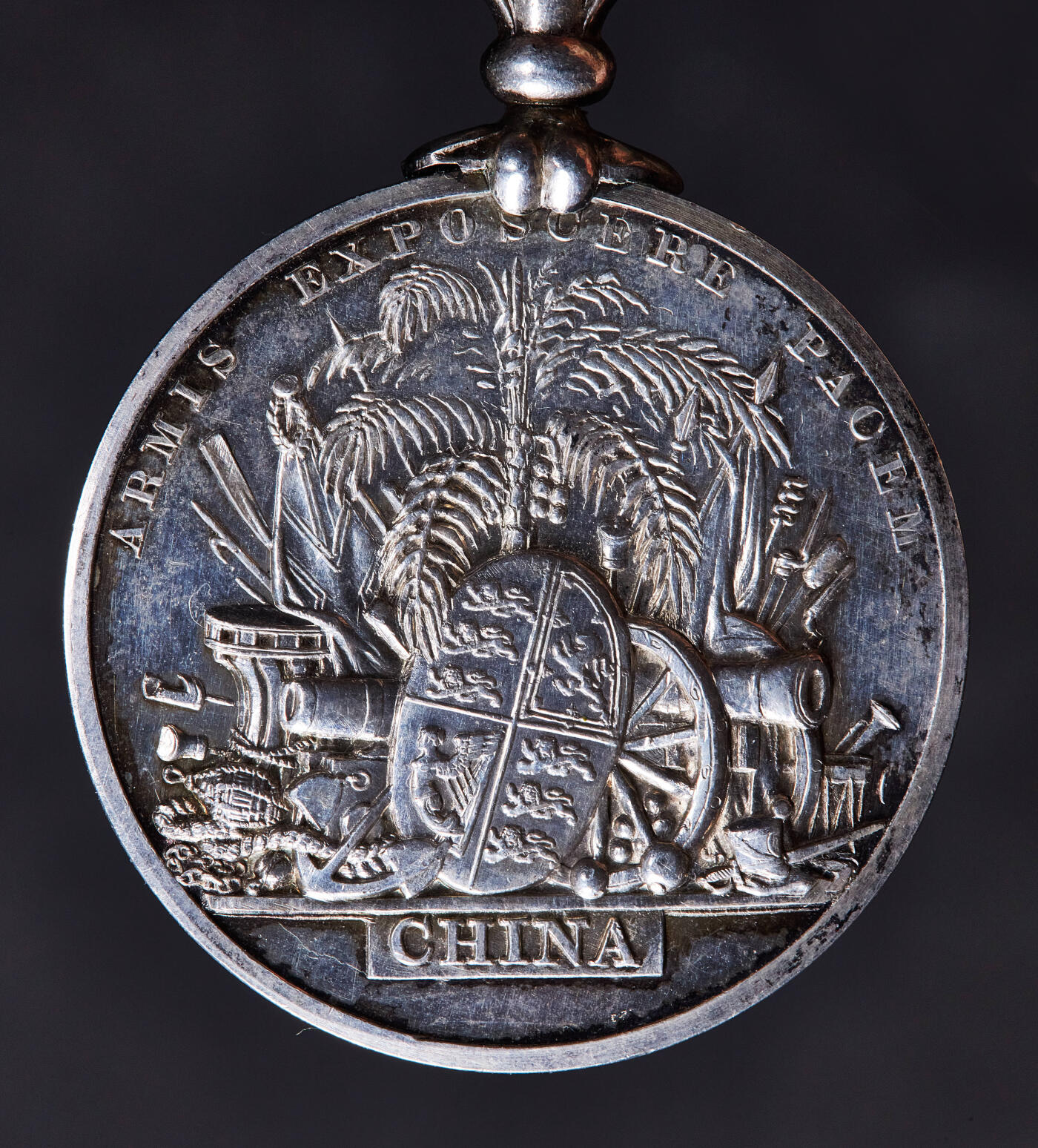 【俄甄集藏】2025年(045)12-03 星期三 晚 19:30 全场包邮 英国第二次鸦片战争银质勋章，带1857年勋条，直径：36mm，高：65mm，重量：39.92克，保存完好难得