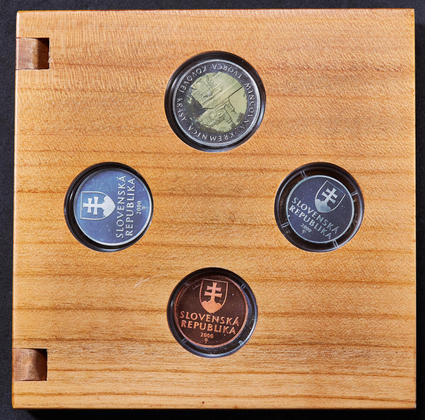 【俄甄集藏】2025年(045)12-03 星期三 晚 19:30 全场包邮 斯洛伐克共和国2000年千禧年10赫勒-10克朗8枚精制套币Proof Set，原盒证，发行900套，币封装嵌入木盒槽中，上有钢丝圈卡住，个别币章氧化较严重