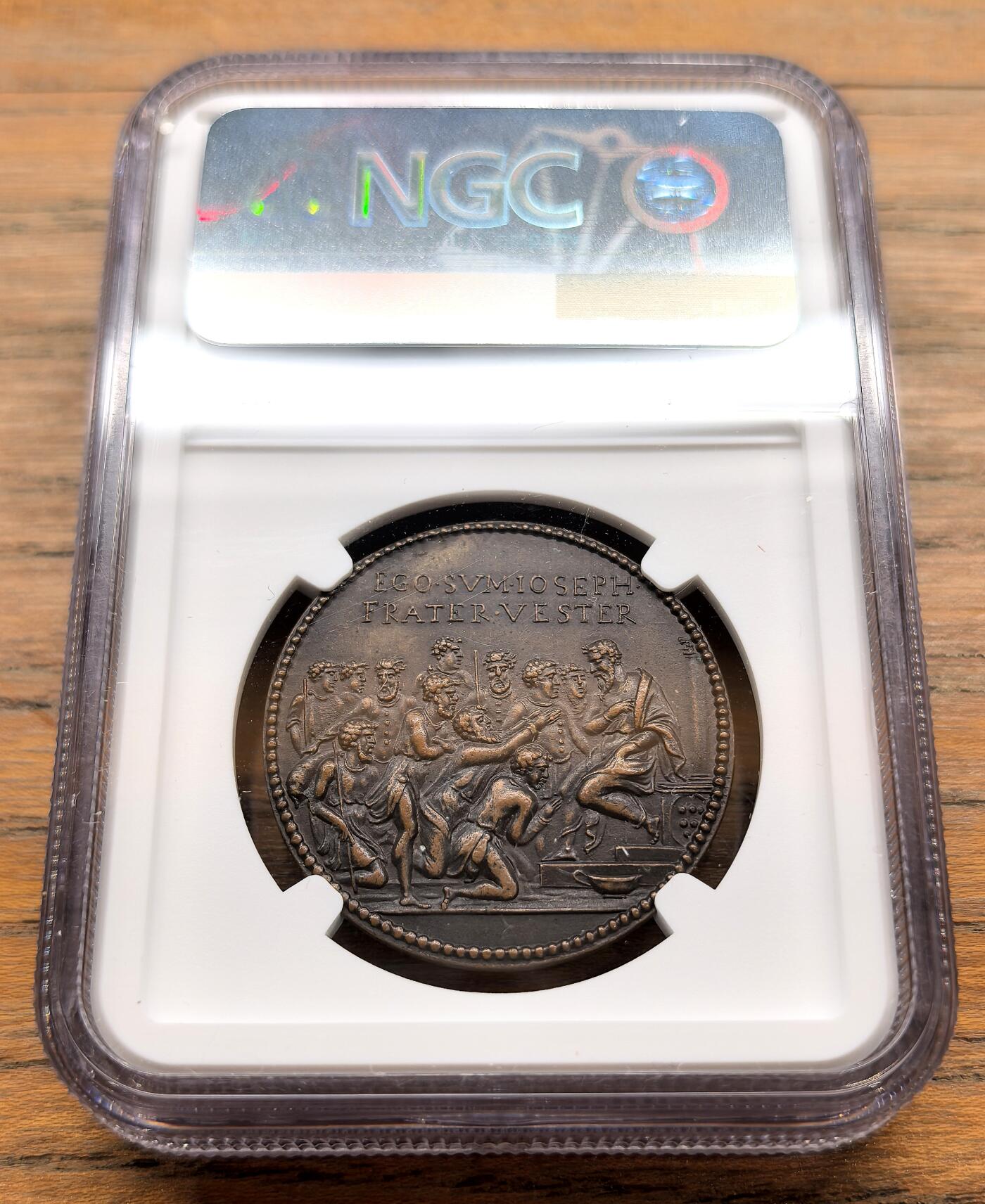 纫秋兰以为佩·凡希社微拍感恩专场 1572梵蒂冈教皇克莱门特七世“胡格诺派大屠杀”纪念铜章NGC-MS61，作为美第奇家族的一员，克莱门特七世是一位博学、优雅的艺术赞助人，拉斐尔和米开朗基罗都曾为他工作，但在政治上，他被普遍认为是教皇权威的最低点，在他任内，天主教会同时遭受了军事上的羞辱（罗马之劫）、精神上的分裂（宗教改革巩固）及领土上的丧失（英格兰脱离），总结来说，克莱门特七世是一位被时代洪流淹没的悲剧人物。