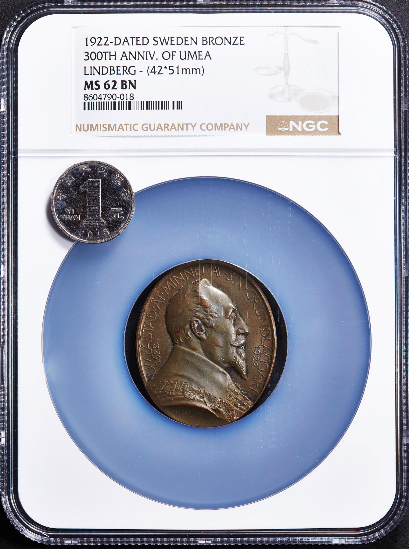 【俄甄集藏】2025年(045)12-03 星期三 晚 19:30 全场包邮 瑞典1922年古斯塔夫二世·阿道夫头像纪念于默奥建城300周年椭圆形大铜章，NGC MS62，巧克力包浆，尺寸：51mm×42mm，背面为于默奥市徽，名家林德伯格作品