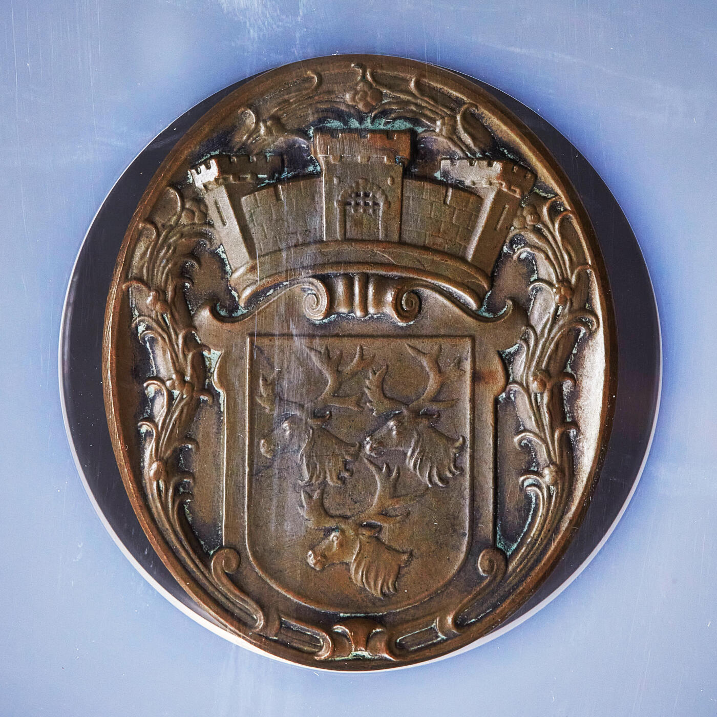 【俄甄集藏】2025年(045)12-03 星期三 晚 19:30 全场包邮 瑞典1922年古斯塔夫二世·阿道夫头像纪念于默奥建城300周年椭圆形大铜章，NGC MS62，巧克力包浆，尺寸：51mm×42mm，背面为于默奥市徽，名家林德伯格作品