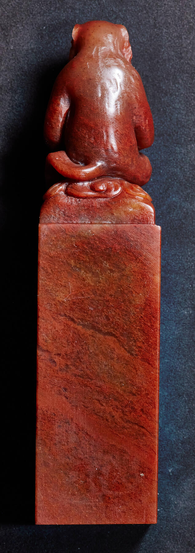 【俄甄集藏】2025年(045)12-03 星期三 晚 19:30 全场包邮 精美寿山高山石灵猴献寿印章，产地中国福建，手雕高山朱砂红料，高：127mm，底座：30 x 30mm，重量：245克，雕工精细，颜色沁人心脾