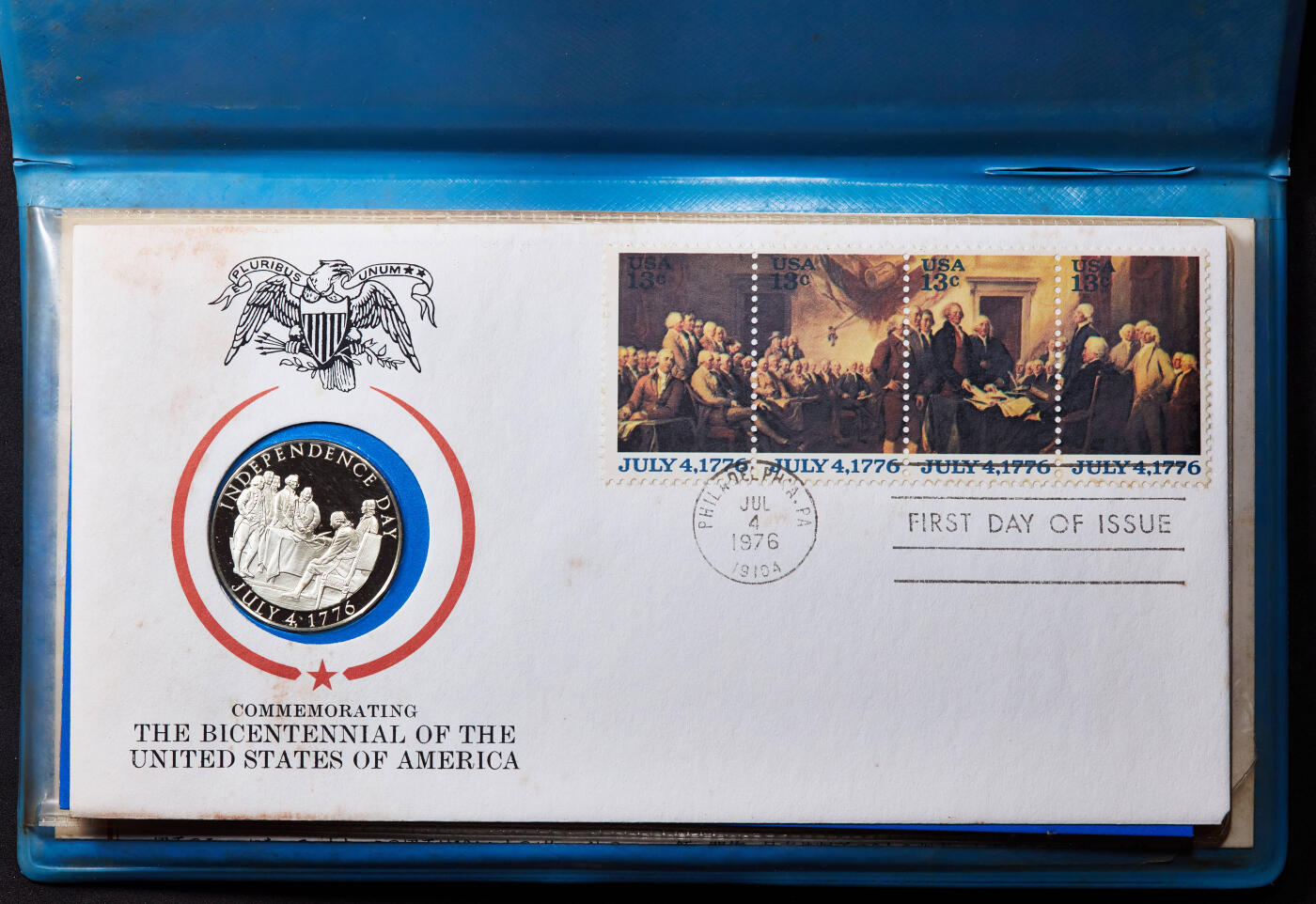 【俄甄集藏】2025年(045)12-03 星期三 晚 19:30 全场包邮 美国1976年纪念建国200周年精制银章邮币封，富兰克林造币厂制造，银章重14.1748克，含银量：92.5银，外皮有老化开裂