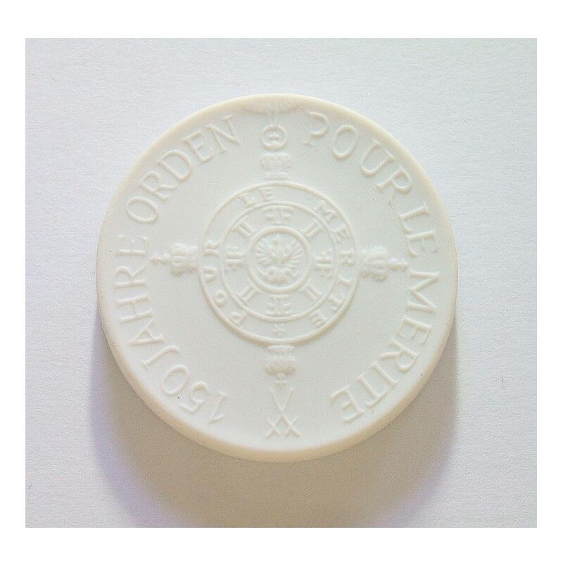 瑞典大物理学家迈特纳 白色高浮雕大陶章 40MM