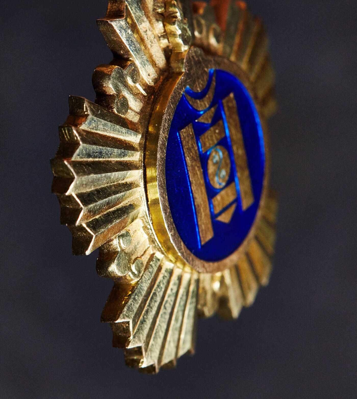 【俄甄集藏】2025年(045)12-03 星期三 晚 19:30 全场包邮 蒙古劳动英雄金质奖章，296号，18K金质，局部珐琅，尺寸：60mm x 35mm，重量：42.18克，蒙古奖章里的高等级品种