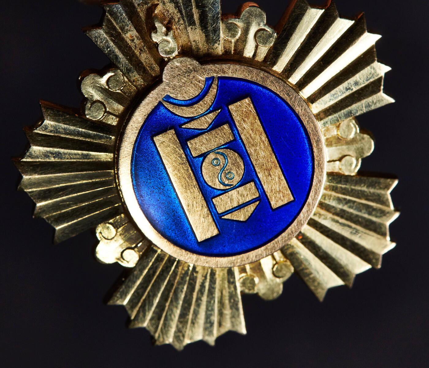 【俄甄集藏】2025年(045)12-03 星期三 晚 19:30 全场包邮 蒙古劳动英雄金质奖章，296号，18K金质，局部珐琅，尺寸：60mm x 35mm，重量：42.18克，蒙古奖章里的高等级品种