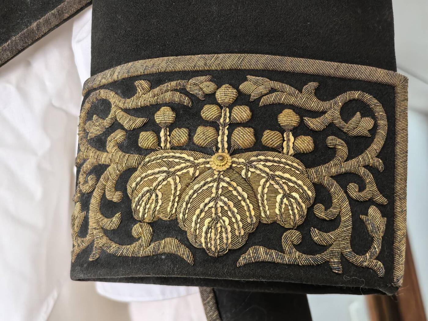 小驴勋章奖章收藏11月29日周六晚六点拍卖（珍爱和平，收藏战争，铭记历史，勿忘国耻，忠党爱国。有偿代拍，送拍规则在简介最后，参拍须阅读规则后再参拍，关系到运费包装发货时效真假辨别等关键信息，拍卖时不再发原图，看大图店主微信码在拍卖店铺介绍里） 日本文官燕尾服礼服带白衬衣，羊毛金属刺绣，大小未测量，运输途中刺绣部分有概率会脱落，介意勿拍