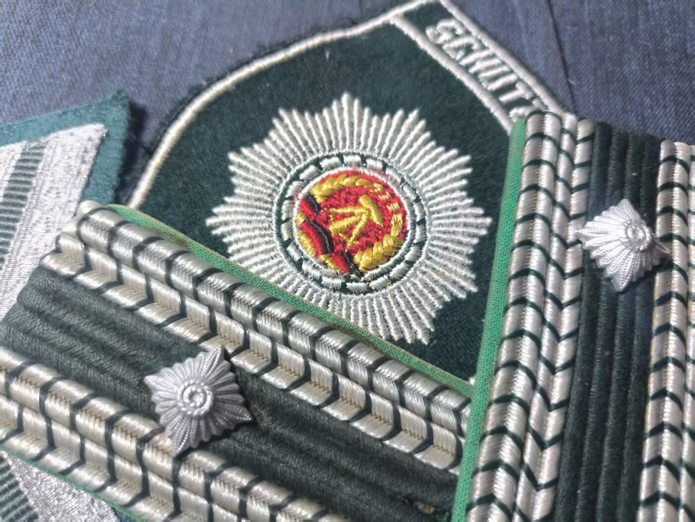 罗岚⭐新藏⭐特惠专拍第一场-分享拍场赚佣 民主德国边防警察一级准尉（对标一级上士）配饰一套