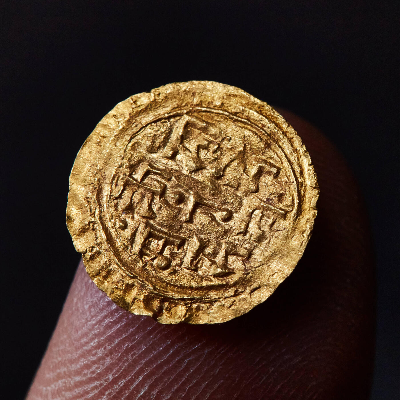 【俄甄集藏】2025年(045)12-03 星期三 晚 19:30 全场包邮 尼泊尔王国1847-1881年苏伦德拉国王1/2莫哈金币，直径：14mm，重量：0.4克，稀少品种，UNC品相