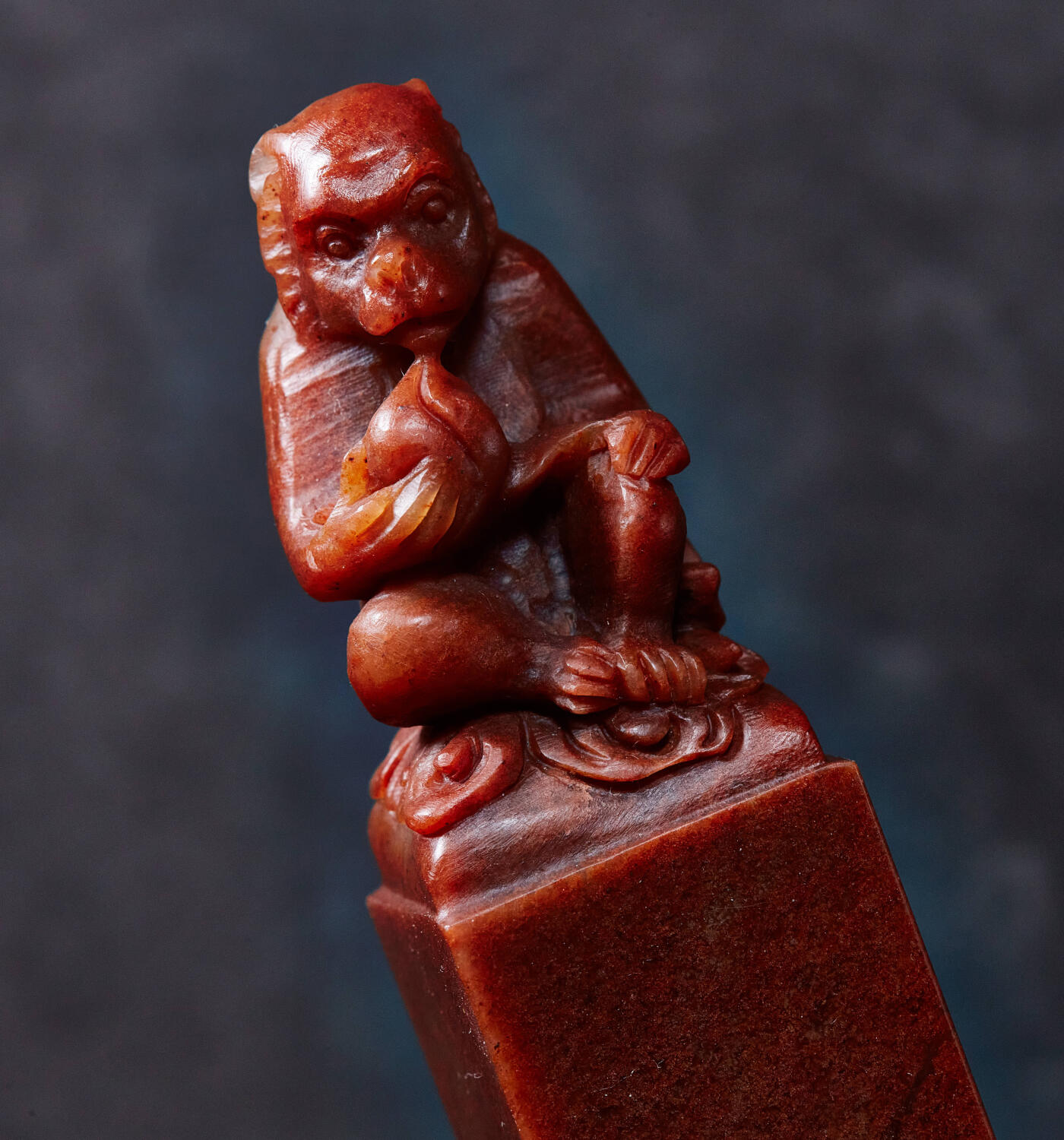 【俄甄集藏】2025年(045)12-03 星期三 晚 19:30 全场包邮 精美寿山高山石灵猴献寿印章，产地中国福建，手雕高山朱砂红料，高：127mm，底座：30 x 30mm，重量：245克，雕工精细，颜色沁人心脾