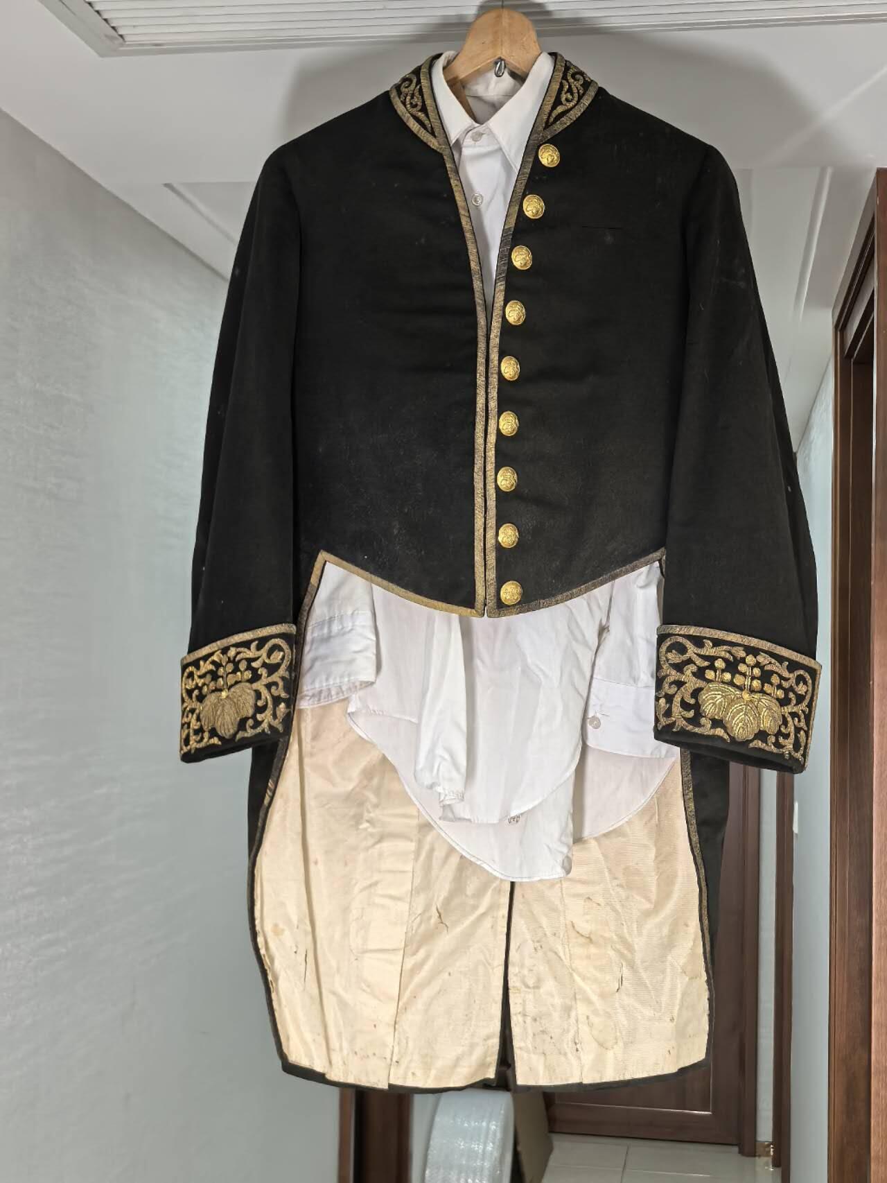 小驴勋章奖章收藏11月29日周六晚六点拍卖（珍爱和平，收藏战争，铭记历史，勿忘国耻，忠党爱国。有偿代拍，送拍规则在简介最后，参拍须阅读规则后再参拍，关系到运费包装发货时效真假辨别等关键信息，拍卖时不再发原图，看大图店主微信码在拍卖店铺介绍里） 日本文官燕尾服礼服带白衬衣，羊毛金属刺绣，大小未测量，运输途中刺绣部分有概率会脱落，介意勿拍