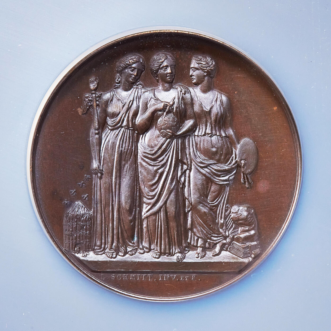 【俄甄集藏】2025年(045)12-03 星期三 晚 19:30 全场包邮 法国1841年三女神造像纪念法国第九届科学大会在里昂召开大铜章，NGC MS64，类精制底板，高浮雕，状态无懈可击，背面为里昂市徽，高浮雕，直径49mm，少见船首铭