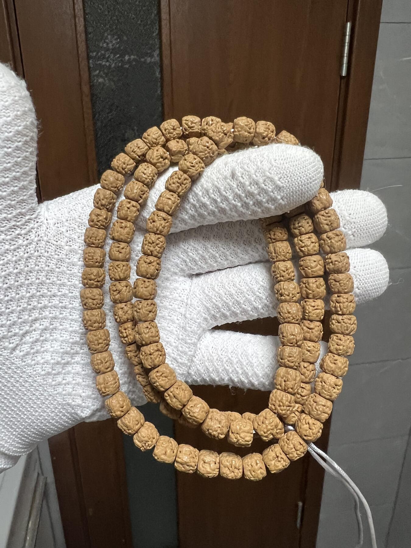 零元拍：龙切 五爪小佛手108 长串7MM左右，非常容易变红，坊间人称三日红，很容易有盘玩成就感。图8是我自己盘玩效果，后三图是另外一串只戴没盘20天效果