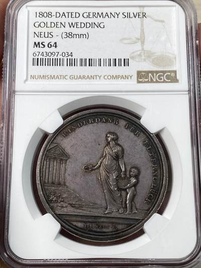 万国钱币拍卖第056期 - NGC MS64  1808年德国原铸银章 金婚纪念 唯一记录冠军分 正面:身披轻纱的罗马爱神维纳斯，手持两个祝愿花环，并从小天使丘比特手中的篮子里拾取玫瑰。远处罗马柱神庙是新人举行婚礼的地方。背面铭文意为孩子们祈愿父母永远幸福。画面圣洁美好，意境空灵。金融委员会男爵本尼狄克特·亚当和凯瑟琳娜·芭芭拉喜结良缘五十周年纪念。双面紫罗兰包浆，高浮雕实物极美。200年前的爱情长跑和子女孝心的见证。