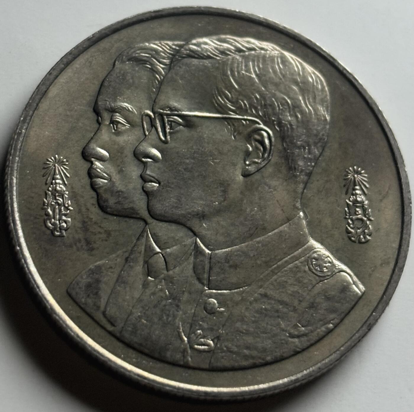 文馨钱币收藏第 284 场，【 长期接收代拍品】老藏家拍品南朝鲜李承晚时期货币，泰国大型纪念币，土耳其各时期及各国套币场 少见原光泰国1994年国立法政大学60周年10泰铢大型纪念币