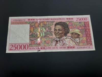 博彦收藏   12月8日 8点 钱币专场 - 马达加斯加 25000 法郎 流通品 有订书机孔