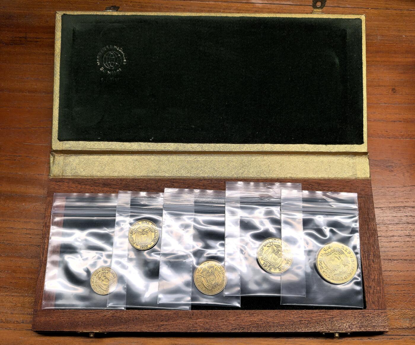 纫秋兰以为佩·凡希社微拍感恩专场 1977厄瓜多尔央行五十周年黄铜试铸样币五枚套，附原厂锦盒，币品黄亮，保存状态堪称完美。