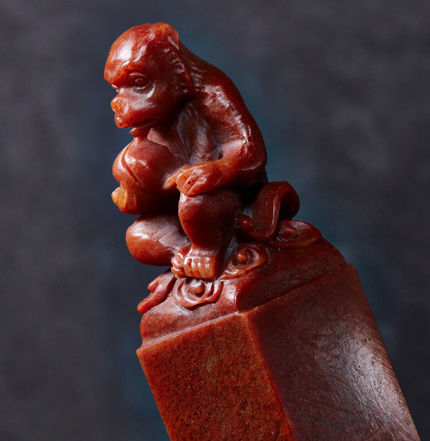 【俄甄集藏】2025年(045)12-03 星期三 晚 19:30 全场包邮 精美寿山高山石灵猴献寿印章，产地中国福建，手雕高山朱砂红料，高：127mm，底座：30 x 30mm，重量：245克，雕工精细，颜色沁人心脾