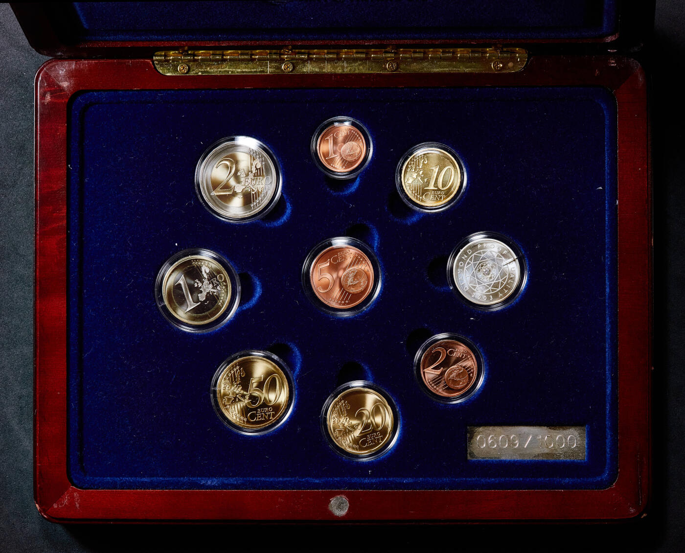 【俄甄集藏】2025年(045)12-03 星期三 晚 19:30 全场包邮 芬兰2003年1分-2欧元精制流通纪念币一套Proof Set，原木盒带证书，发行1000套，编号0609，含一枚镶嵌0.02ct钻石的银章，重7克，92.5%银，木外盒边缘有小磕碰，内亚克力保护透明盒有小裂，见详图