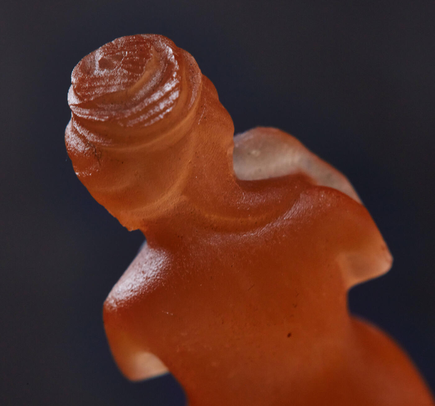 【俄甄集藏】2025年(045)12-03 星期三 晚 19:30 全场包邮 精美桔子冻石侍女像印章（产地中国青海），高：125mm，底座：25 x 25mm，重量：102克，颜色明丽，润如桔肉