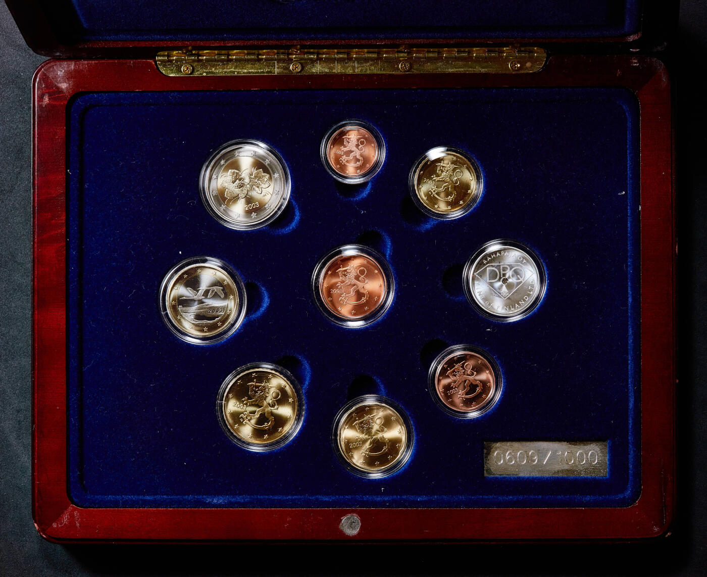 【俄甄集藏】2025年(045)12-03 星期三 晚 19:30 全场包邮 芬兰2003年1分-2欧元精制流通纪念币一套Proof Set，原木盒带证书，发行1000套，编号0609，含一枚镶嵌0.02ct钻石的银章，重7克，92.5%银，木外盒边缘有小磕碰，内亚克力保护透明盒有小裂，见详图