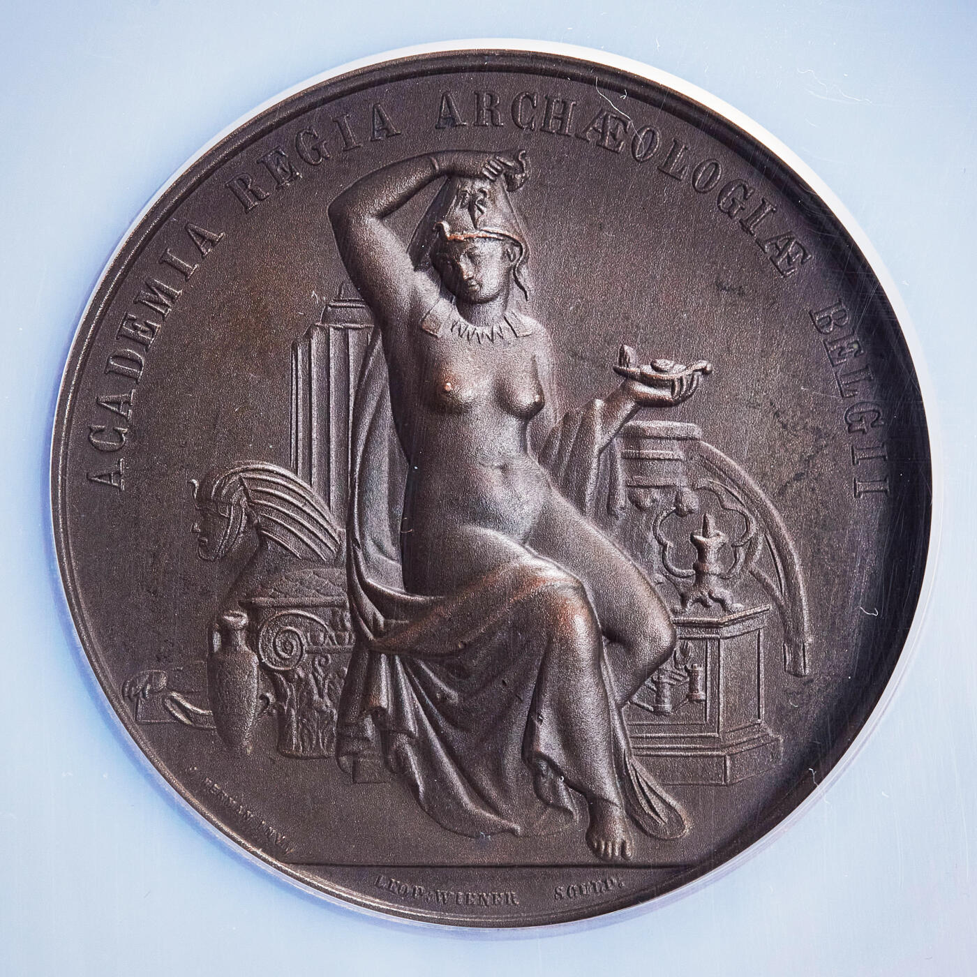 【俄甄集藏】2025年(045)12-03 星期三 晚 19:30 全场包邮 比利时19世纪皇家考古学院荣誉铜质奖章，NGC MS62，巧克力包浆，高浮雕，类精制底板，直径：59mm，著名雕刻家里奥·F·维尔纳作品