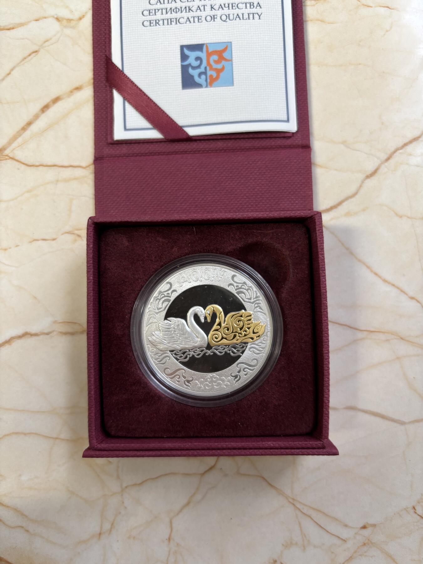 第183期拍卖 哈萨克斯坦2021年天鹅镶嵌钻石镀金纪念银币，925银，发行量4000枚