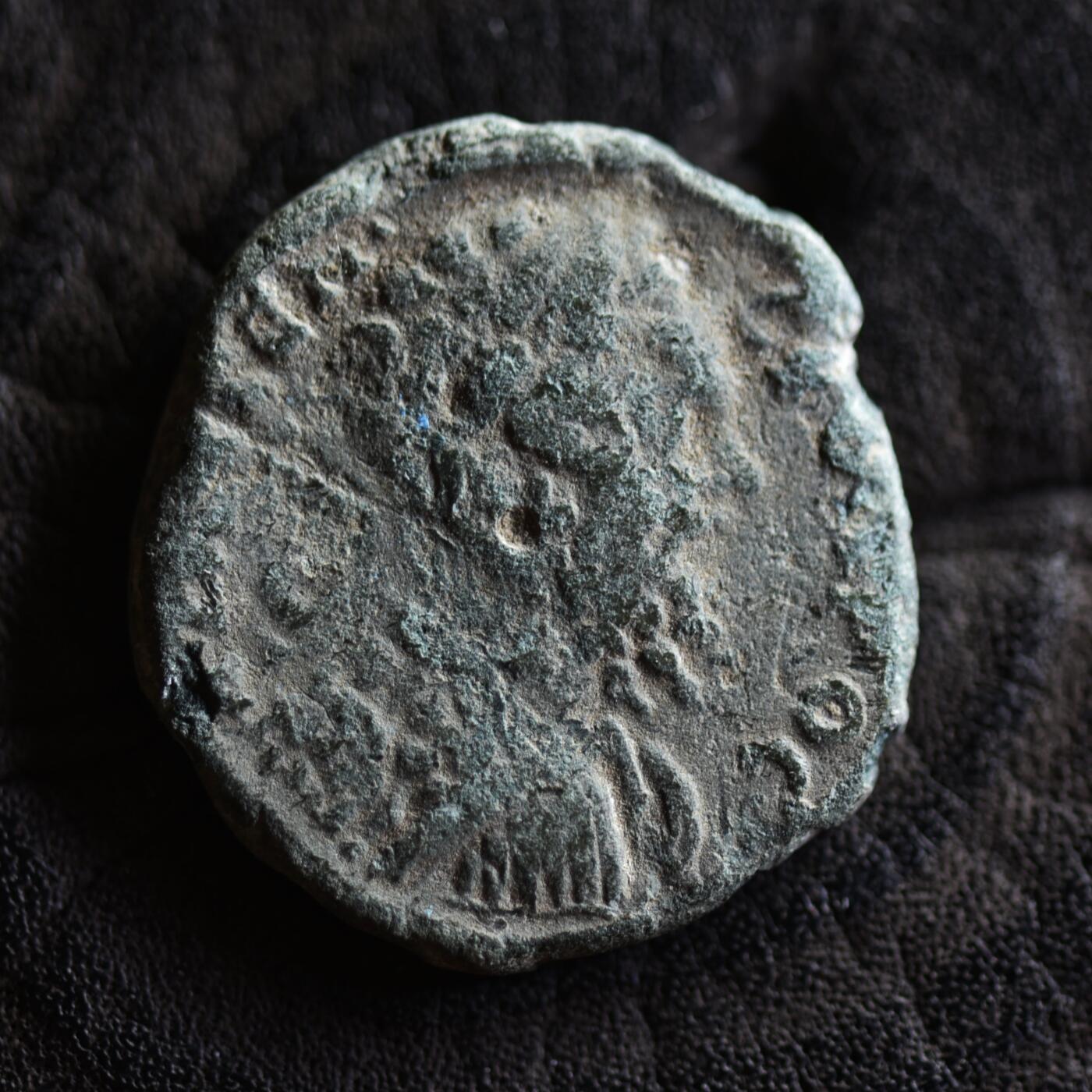 【良泉】【2025年最后一场】12月18日晚19.30点开拍！188组【直播场】西方古代钱币、丝路杂项、印章！ 【罕见】公元193-211年【古罗马·行省】伊斯特河畔的尼卡波利斯城，塞普提米乌斯·塞维鲁，尼卡波利斯城罗马执政官代表——奥勒留··加卢斯打制（VΠ AV ΓAΛΛOY NIKOΠOΛITΩN ΠΡOC IC）神庙铜币，5.87克