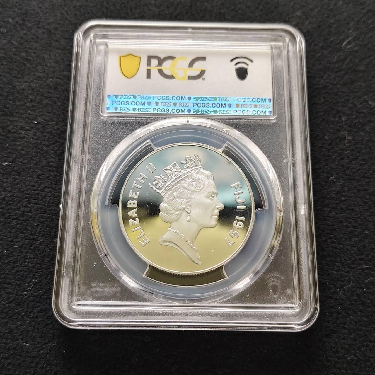 【全场包邮】纯粹捡漏拍485场（免费代拍第22场） 【收藏级·亚军分】斐济1997年10元女王金婚局部镀金精制克朗型纪念银币-PCGS PR67 DCAM