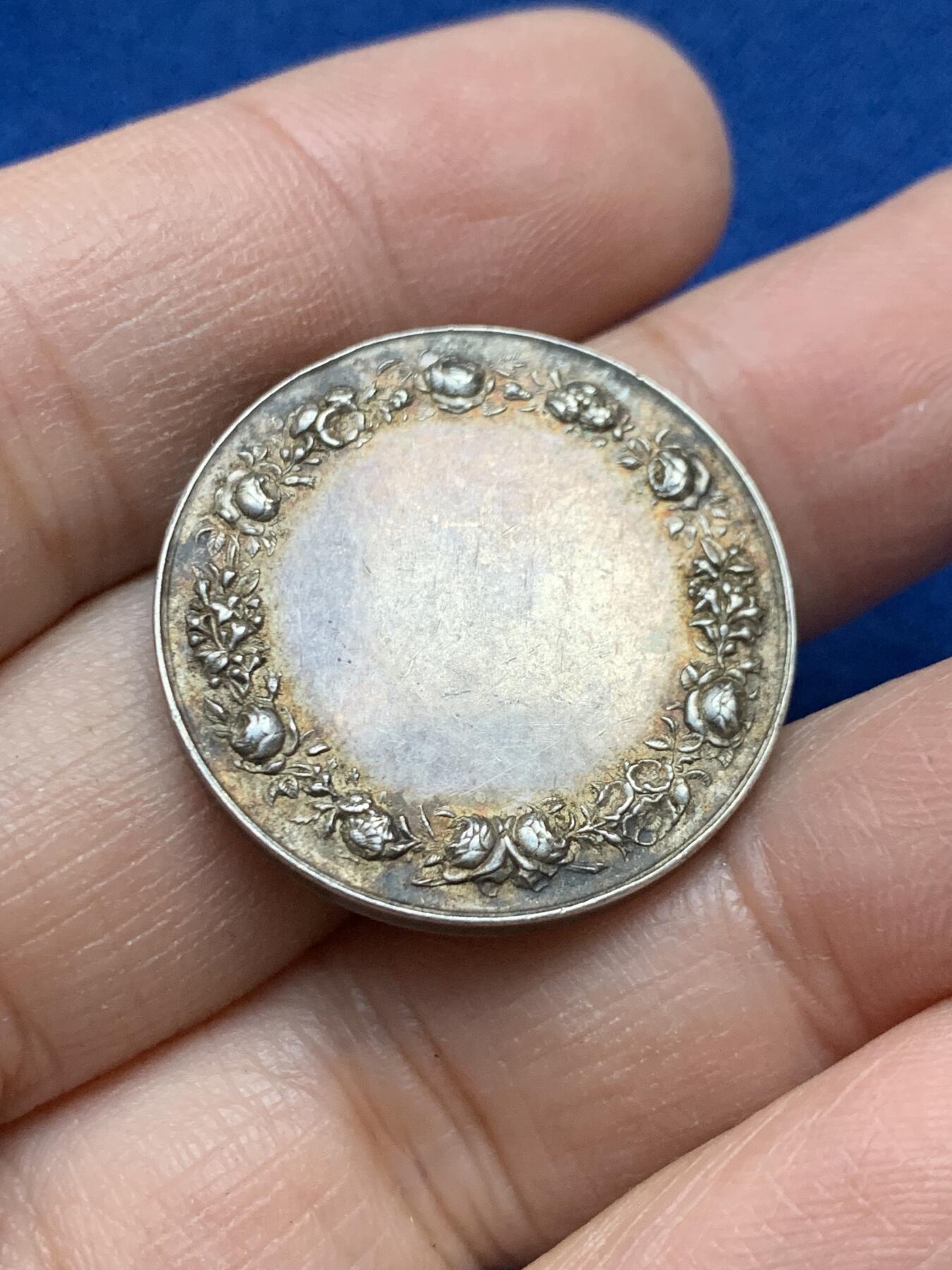 《竞宝斋》第443场 周日，周一，2场连拍 （全场包邮） 法国婚姻纪念银章 背面无刻字 丰饶角边铭 27mm 9.8g