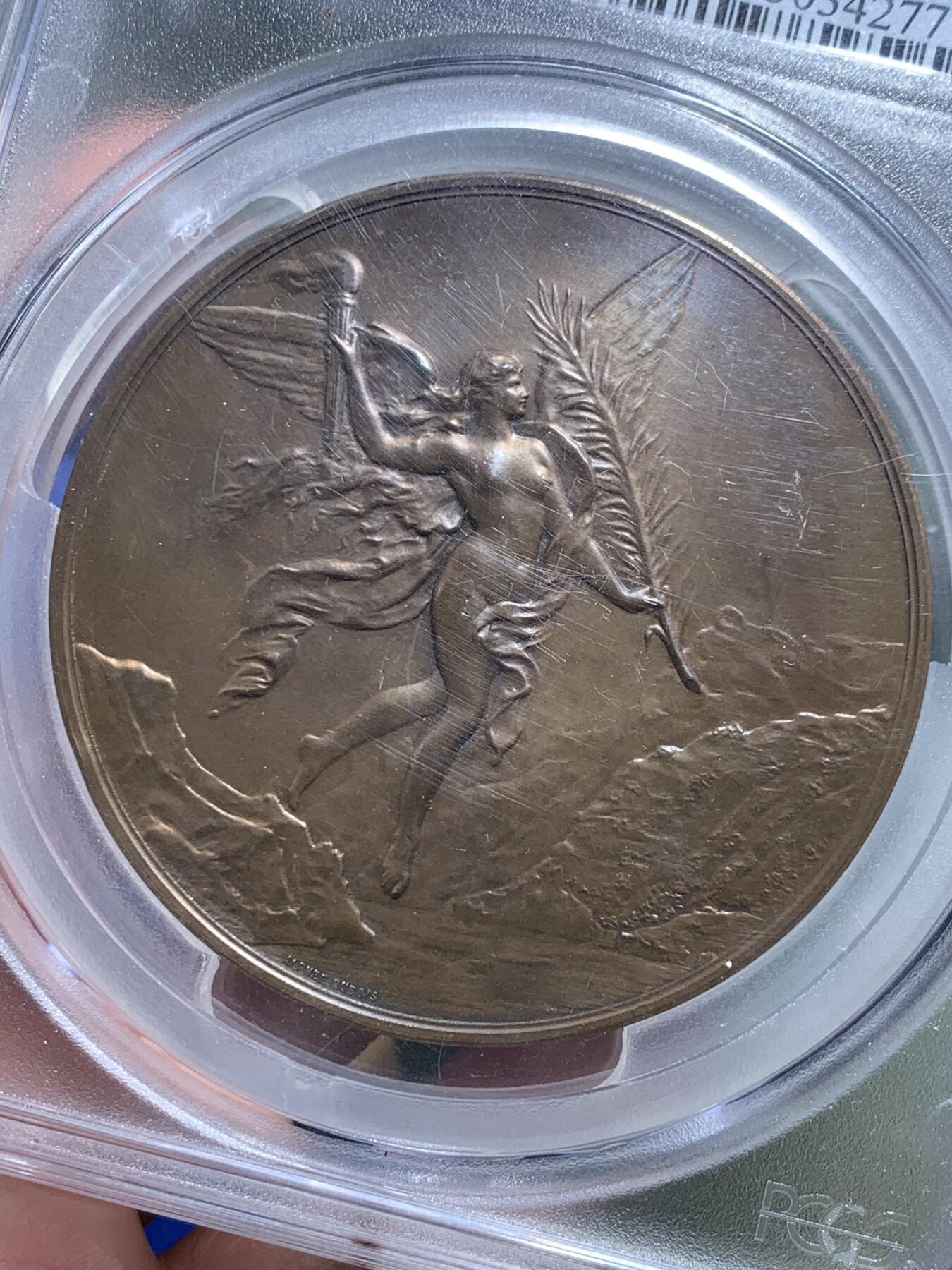 《竞宝斋》第443场 周日，周一，2场连拍 （全场包邮） PCGS SP63 亚军分 瑞士1891年联邦600周年飞天清凉女神大铜章，68mm大规格，151g，厚重压手。背生双翼的飞天女神在山间翱翔，手持火炬与橄榄枝，画面生动美好。收藏级大尺寸清凉章，更高仅1枚64，加厚盒。