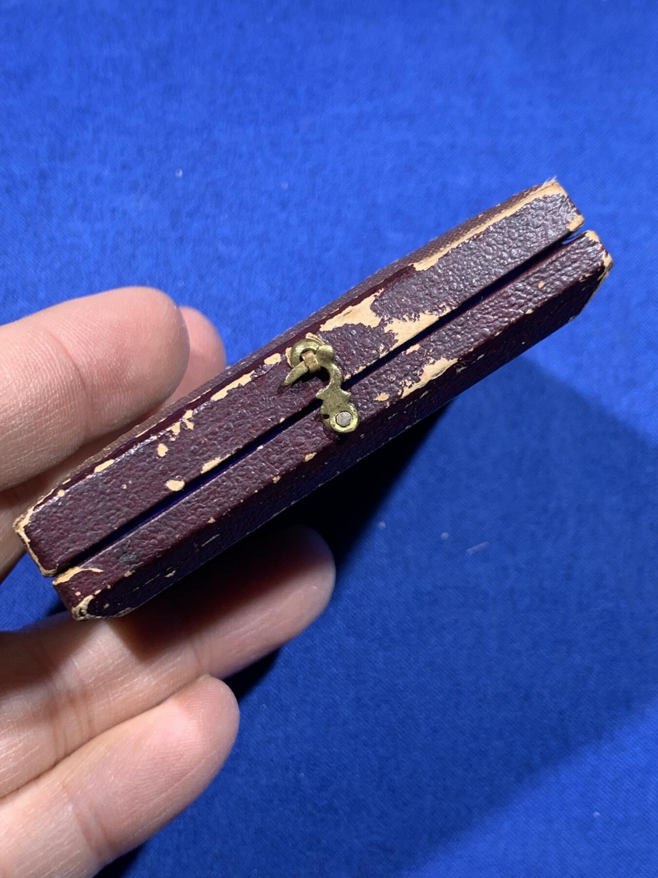 《竞宝斋》第443场 周日，周一，2场连拍 （全场包邮） 英国1887维多利亚女王曼彻斯特皇家禧年纪念大章，高浮雕白色金属，远比铜章稀少，直径44.7mm，重量32.9g，带盒。