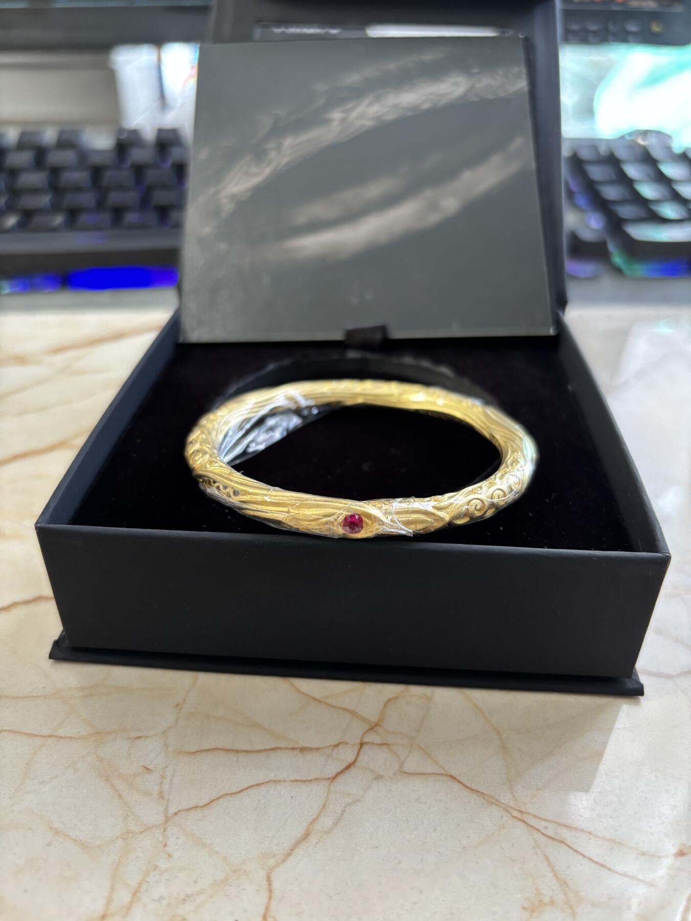 第184期拍卖 喀麦隆2025年哪吒乾坤圈火系镶嵌水晶镀金纪念银币,925银镀金，23克，发行299枚，