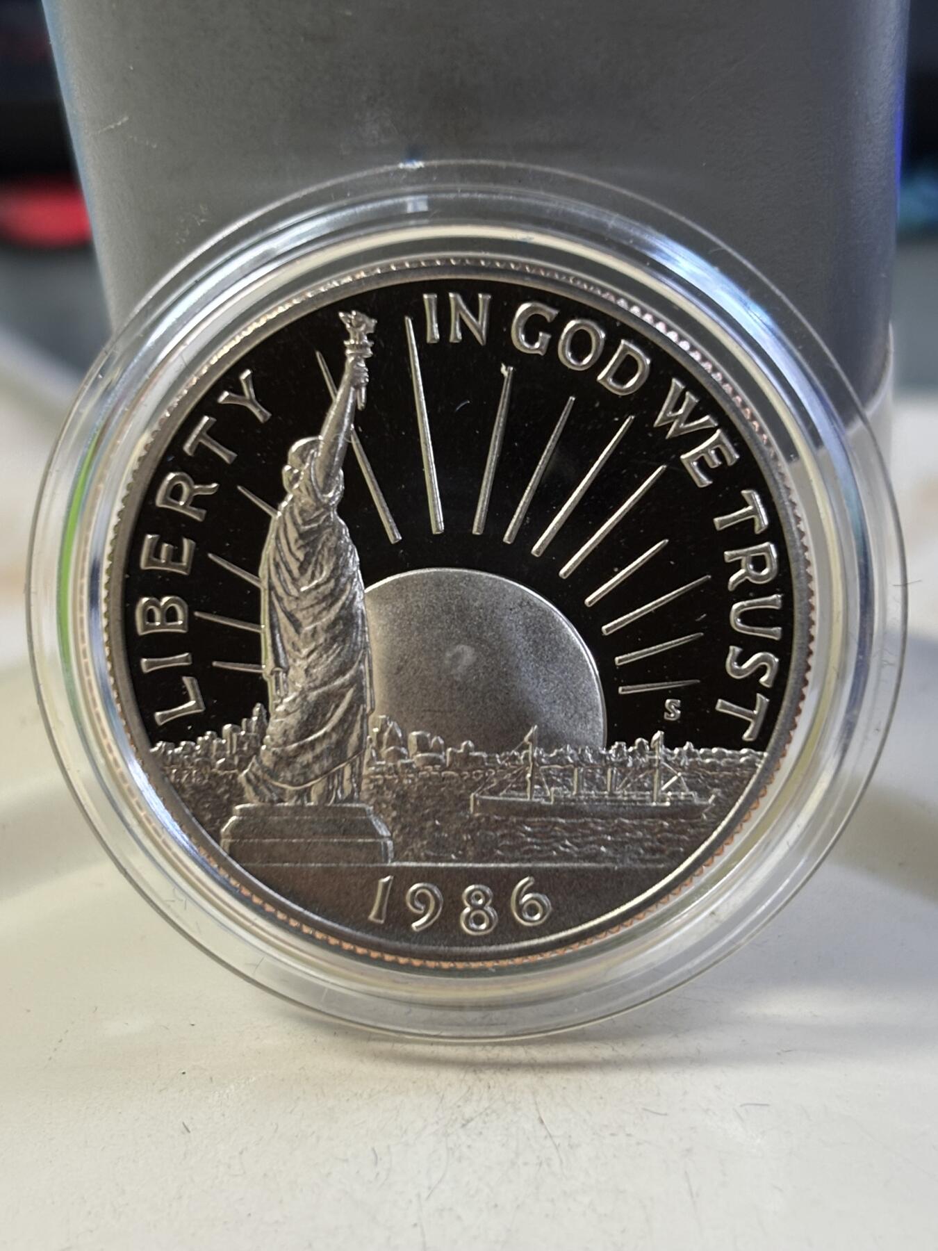 第183期拍卖 1986年美国双币套 自由女神纪念银币和铜镍币（1美元+半美元） 26.73克900银 盒证全