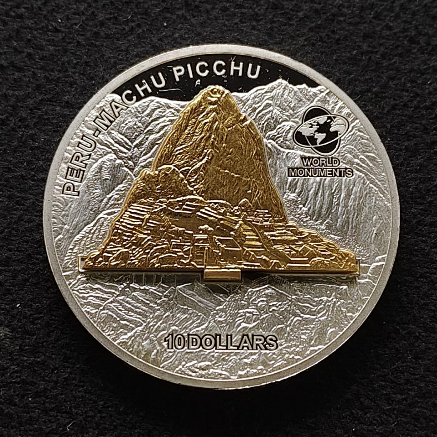 【全场包邮】纯粹捡漏拍483场（免费代拍第20场） 【少见】库克群岛2007年10元世界奇迹建筑系列秘鲁马丘比丘（38.6毫米31.1克）精制克朗型纪念银币-含镀金建筑插件-量5000